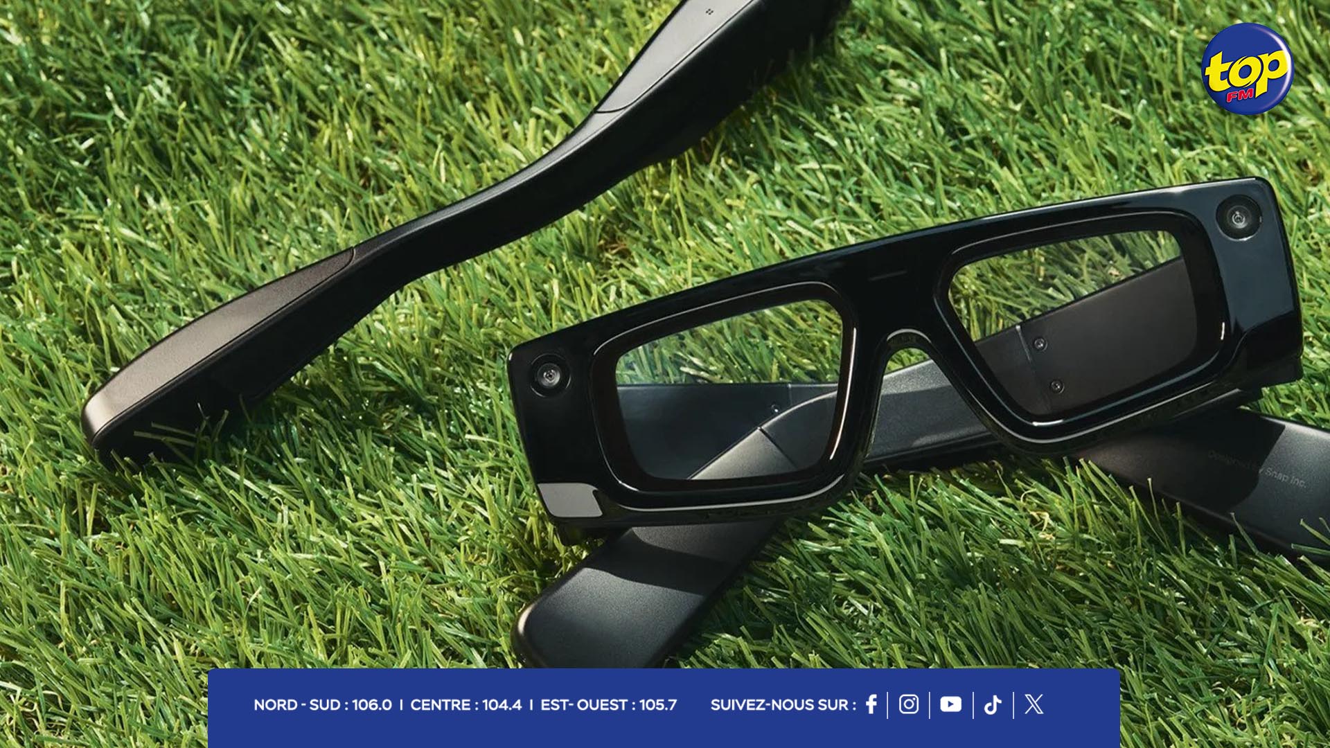 Les lunettes AR de Snap ont une finition noire et des cadres rectangulaires. Les lunettes AR de Snap ont une finition noire et des cadres rectangulaires.