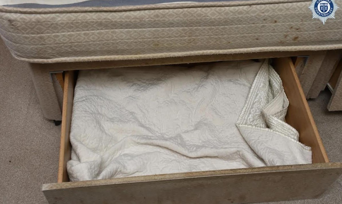 Grande-Bretagne : une mère condamnée pour avoir caché sa petite fille dans un tiroir pendant trois ans Grande-Bretagne : une mère condamnée pour avoir caché sa petite fille dans un tiroir pendant trois ans